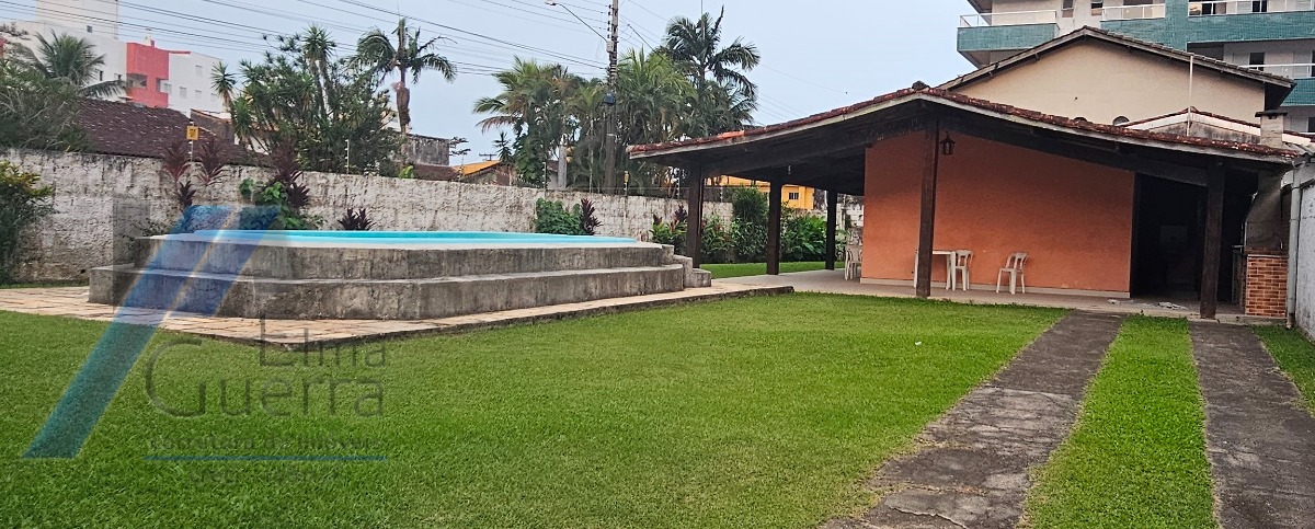 Ubatuba, Toninhas - Casa com 3 dormitórios sendo 01 suite, piscina e área gourmet a 600mts da praia.