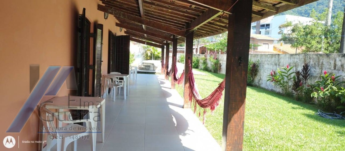 Ubatuba, Toninhas - Casa com 3 dormitórios sendo 01 suite, piscina e área gourmet a 600mts da praia.
