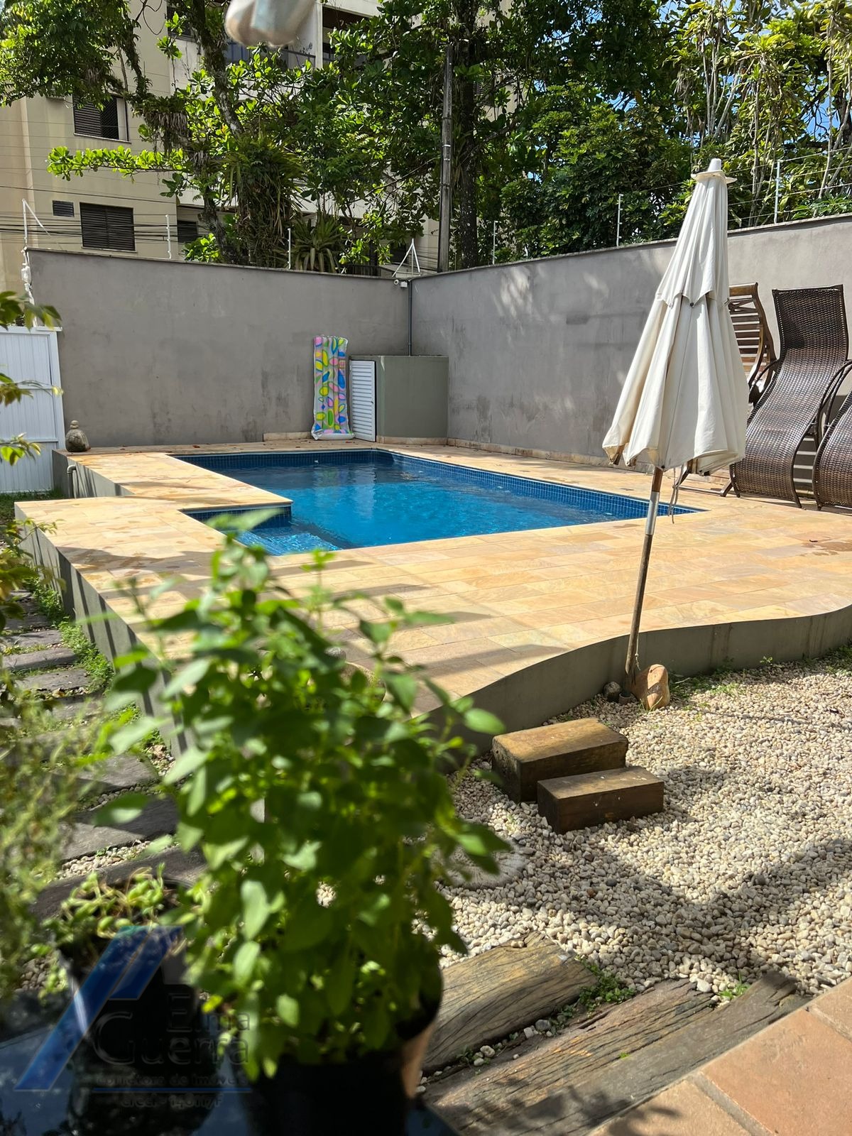 Ubatuba, Itaguá - Casa tipo Sobrado com ótima localização, 03 dormitórios sendo 01 suítes e área lazer.