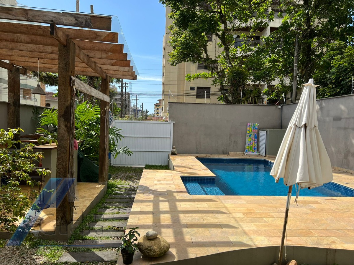 Ubatuba, Itaguá - Casa tipo Sobrado com ótima localização, 03 dormitórios sendo 01 suítes e área lazer.