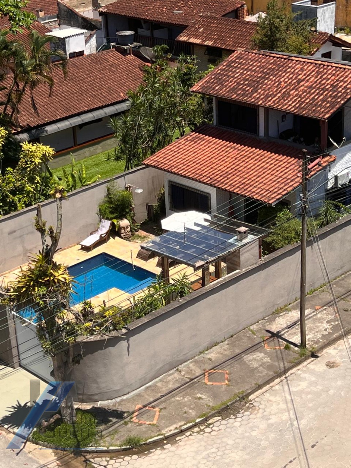 Ubatuba, Itaguá - Casa tipo Sobrado com ótima localização, 03 dormitórios sendo 01 suítes e área lazer.