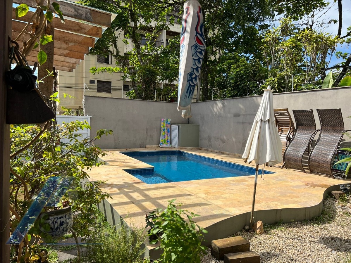 Ubatuba, Itaguá - Casa tipo Sobrado com ótima localização, 03 dormitórios sendo 01 suítes e área lazer.