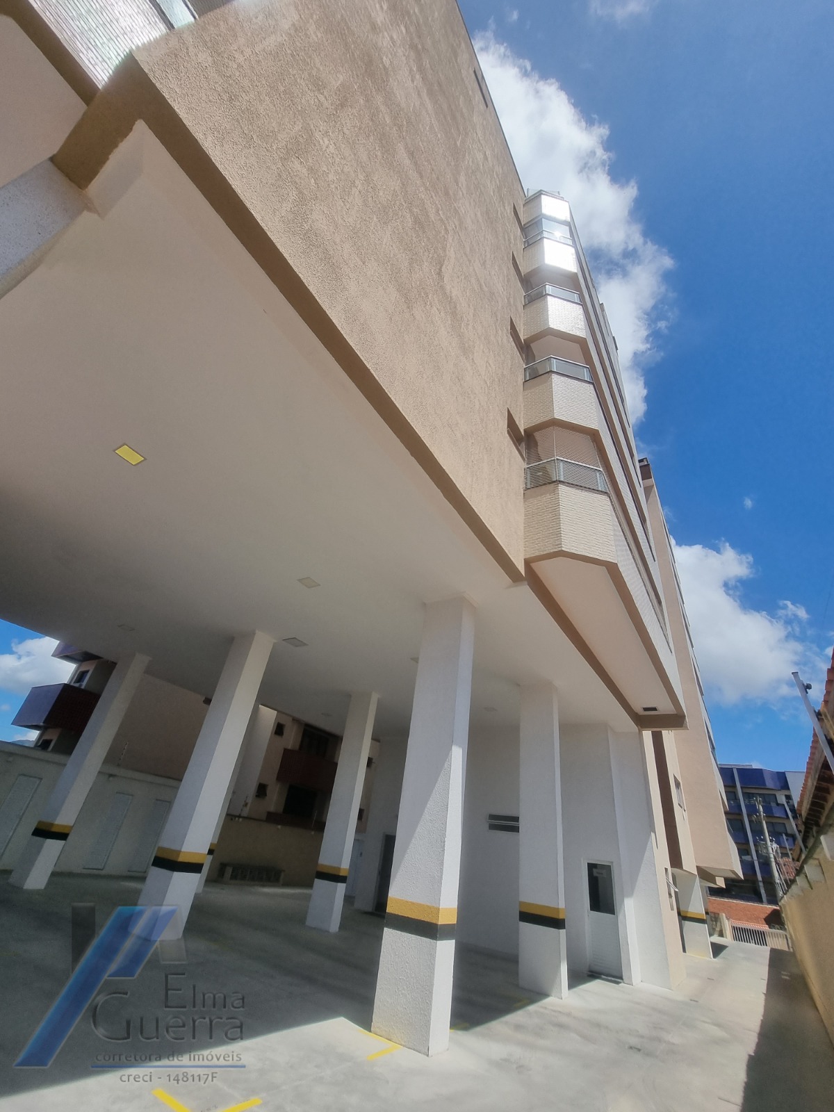 Ubatuba, Centro - Apartamento tipo com 03 dormitórios sendo 01 suíte e área de lazer.
