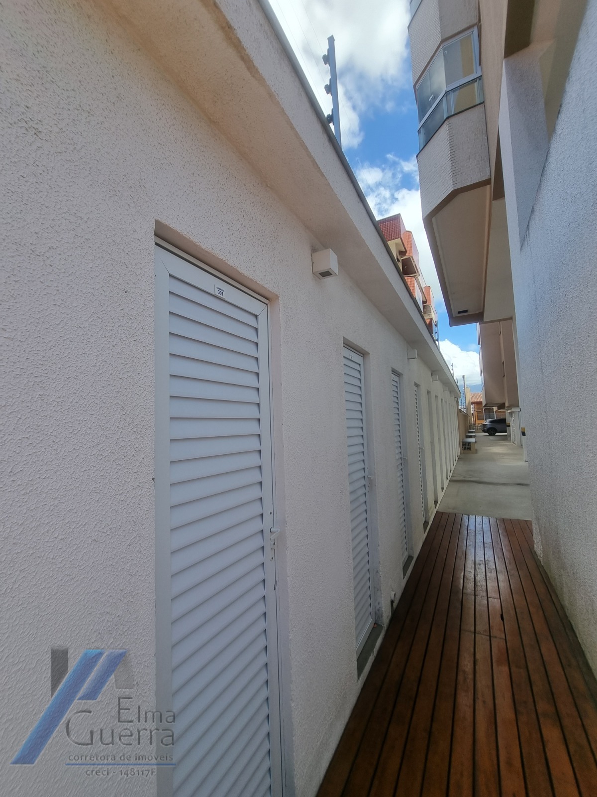Ubatuba, Centro - Apartamento tipo com 03 quartos sendo 01 suíte e área de lazer.