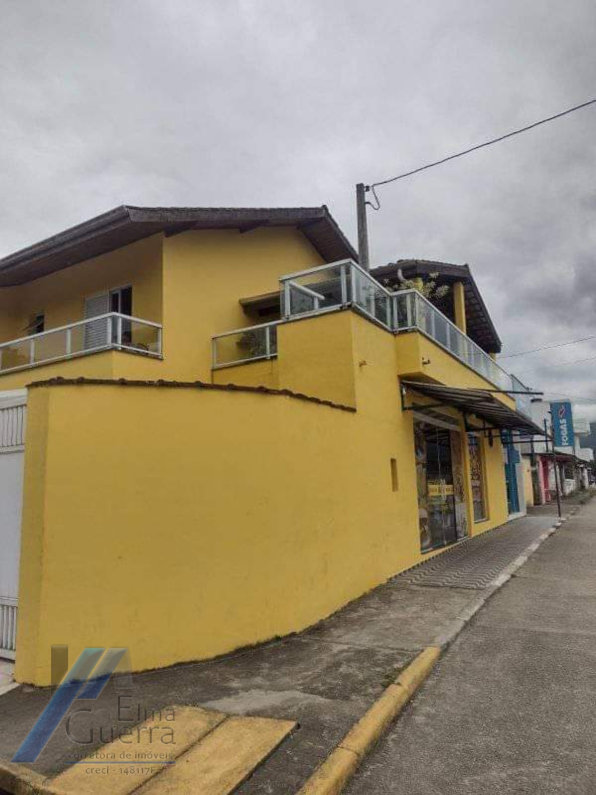 Ubatuba, Horto - Casa sobrado geminado com 02 suites com ponto comercial.
