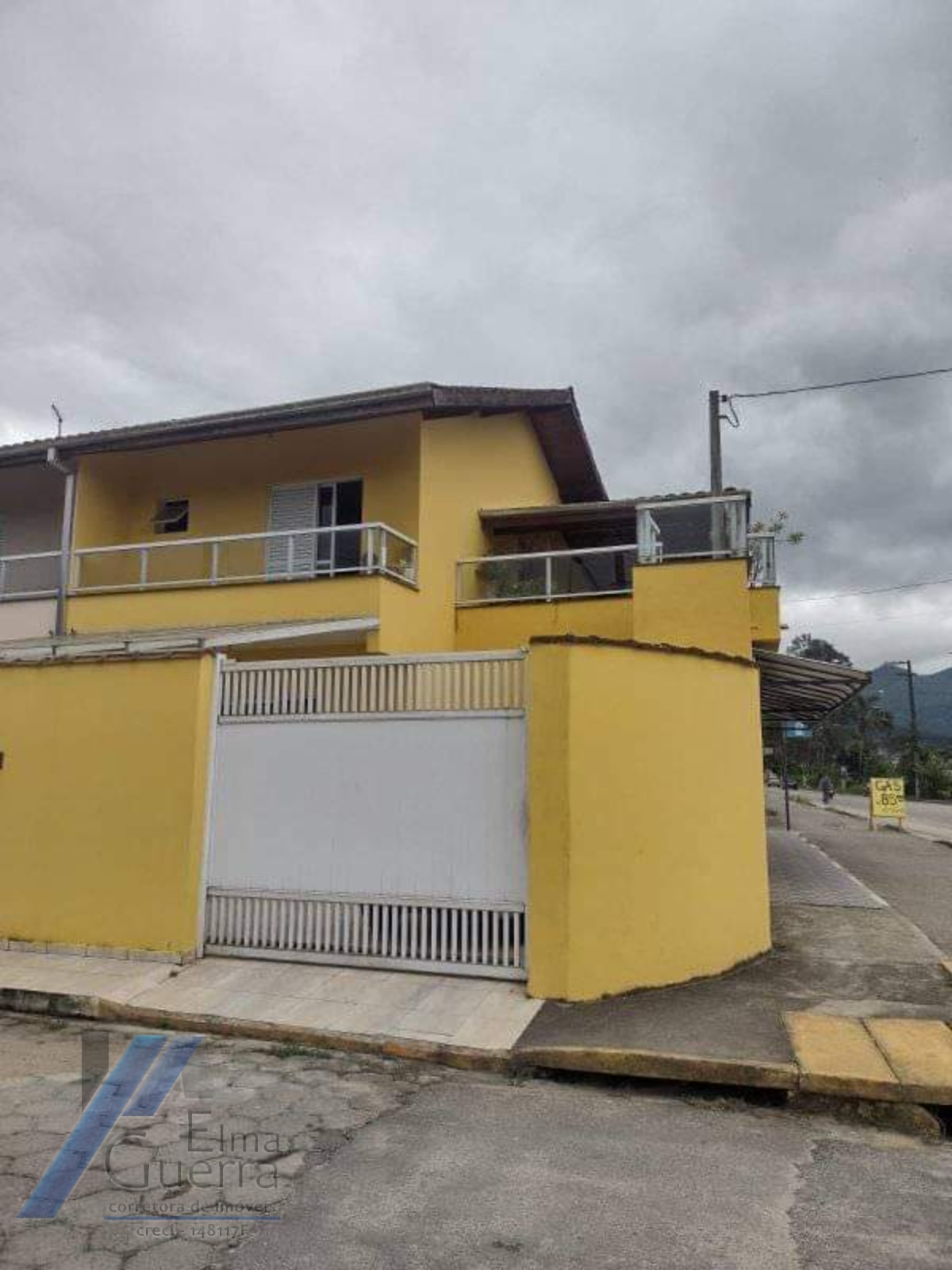 Ubatuba, Horto - Casa sobrado geminado com 02 suites com ponto comercial.