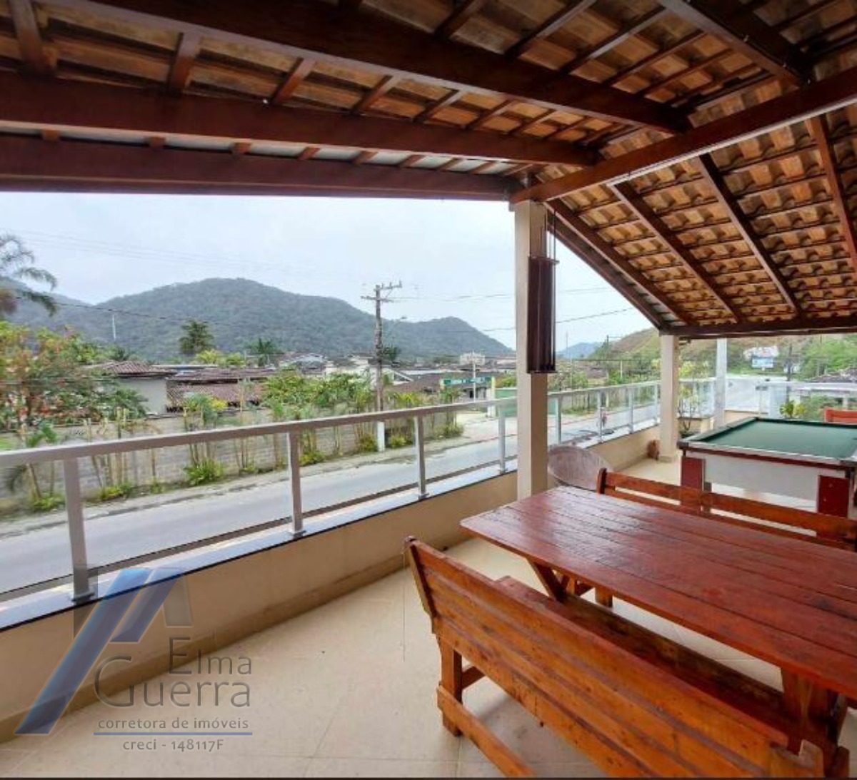 Ubatuba, Horto - Casa sobrado geminado com 02 suites com ponto comercial.