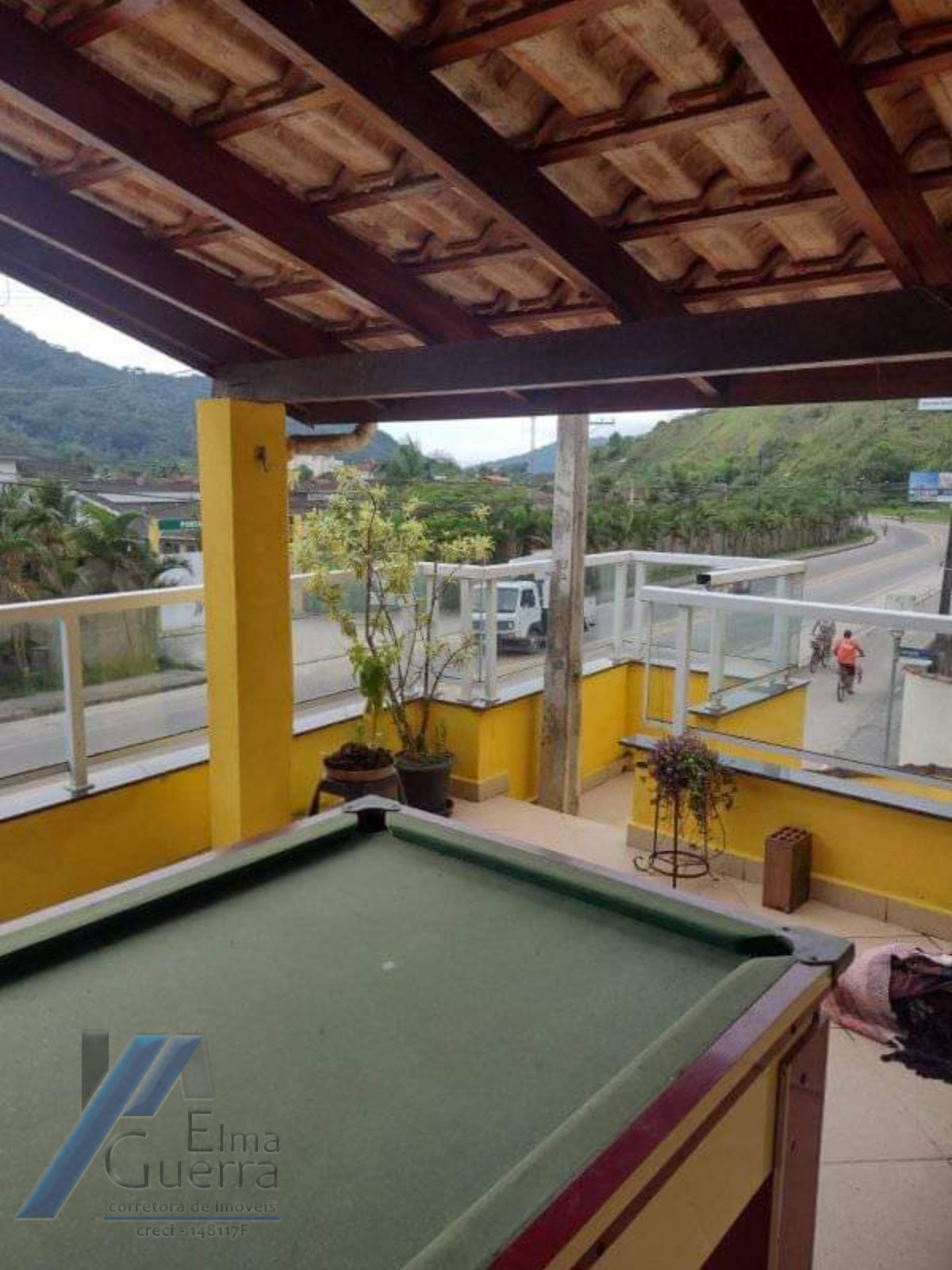 Ubatuba, Horto - Casa sobrado geminado com 02 suites com ponto comercial.