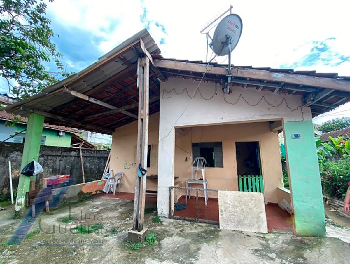 Ubatuba, Centro - Casa em corredor comercial com 02 dormitorios e terreno de 374 m2, documento de escritura.