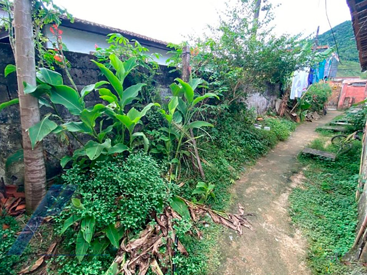 Ubatuba, Centro - Casa em corredor comercial com 02 dormitorios e terreno de 374 m2, documento de escritura.