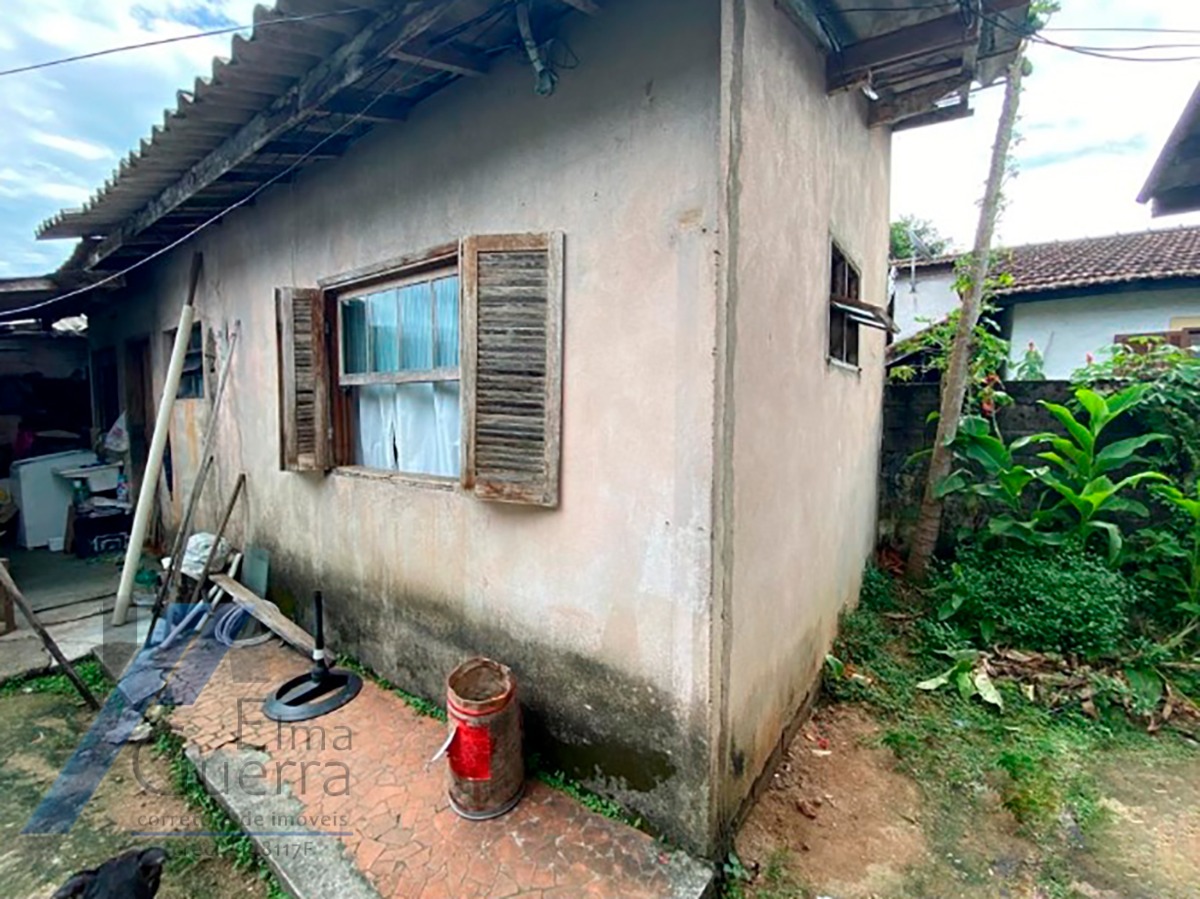 Ubatuba, Centro - Casa em corredor comercial com 02 dormitorios e terreno de 374 m2, documento de escritura.