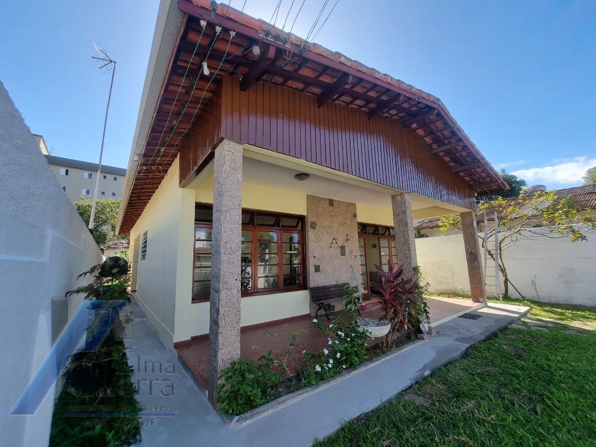 Ubatuba, Cento - Bela casa com 03 dormitórios, terreno de 422 m2 com edícula.