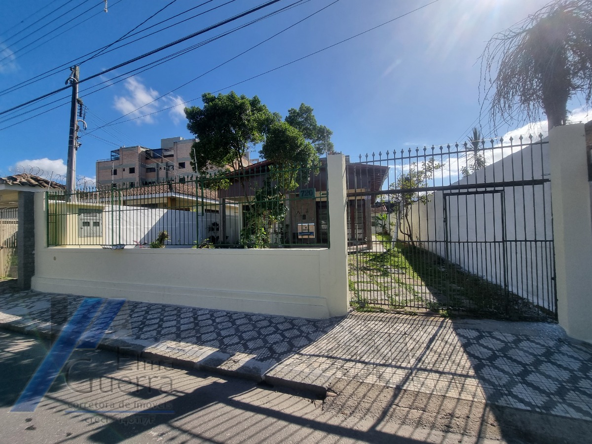 Ubatuba, Cento - Bela casa com 03 dormitórios, terreno de 422 m2 com edícula.