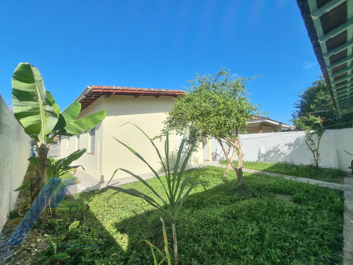 Ubatuba, Cento - Bela casa com 03 dormitórios, terreno de 422 m2 com edícula.