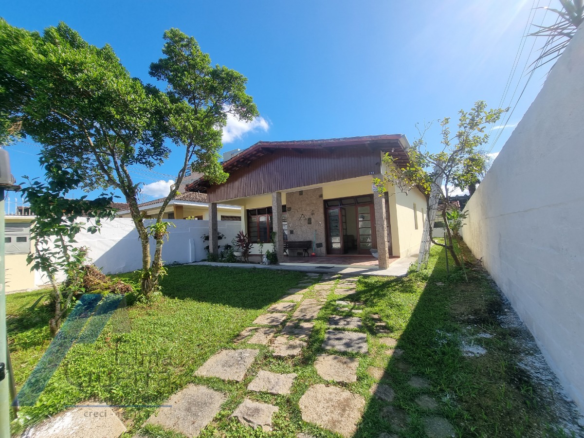 Ubatuba, Cento - Bela casa com 03 dormitórios, terreno de 422 m2 com edícula.