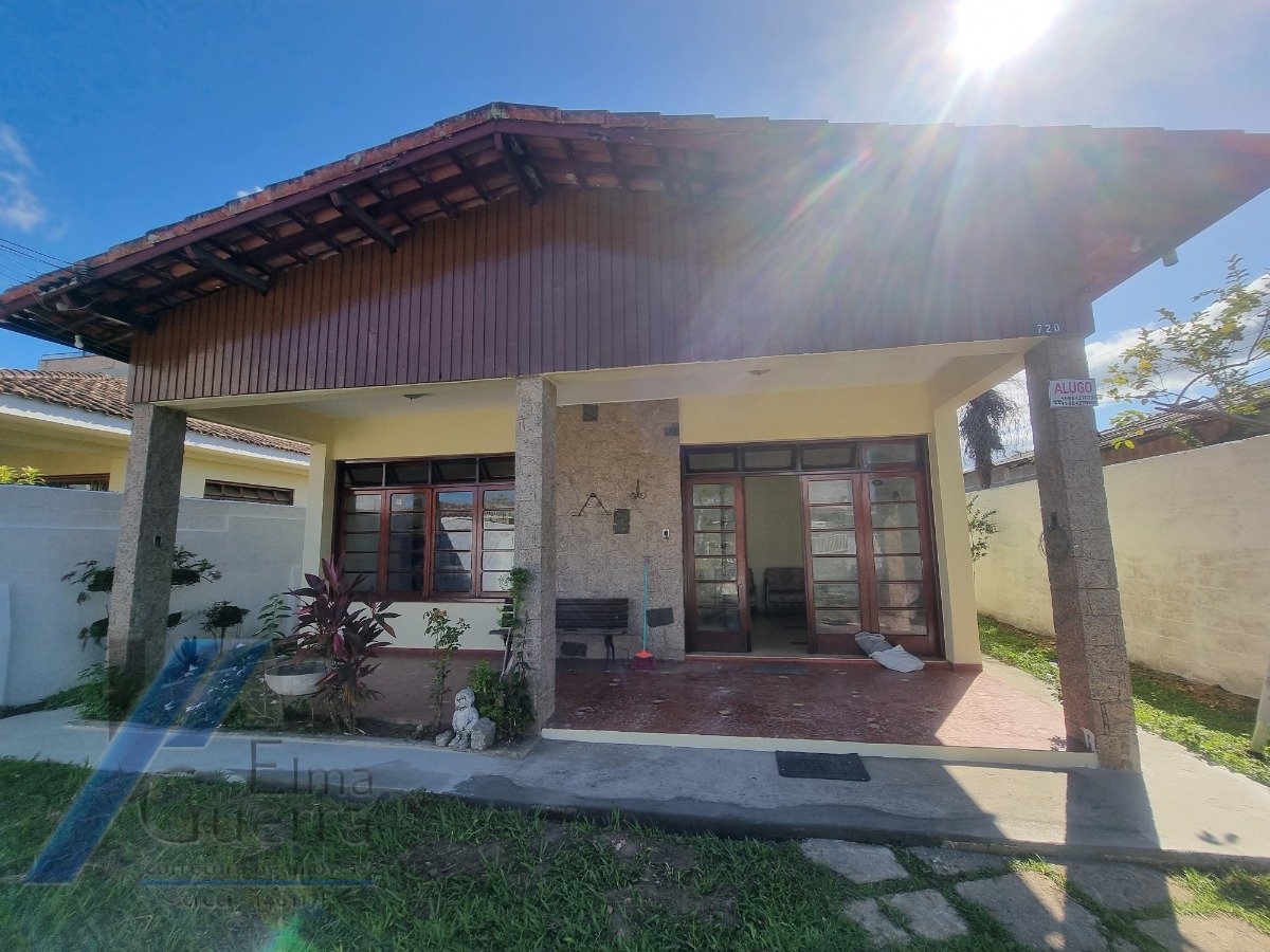 Ubatuba, Cento - Bela casa com 03 dormitórios, terreno de 422 m2 com edícula.