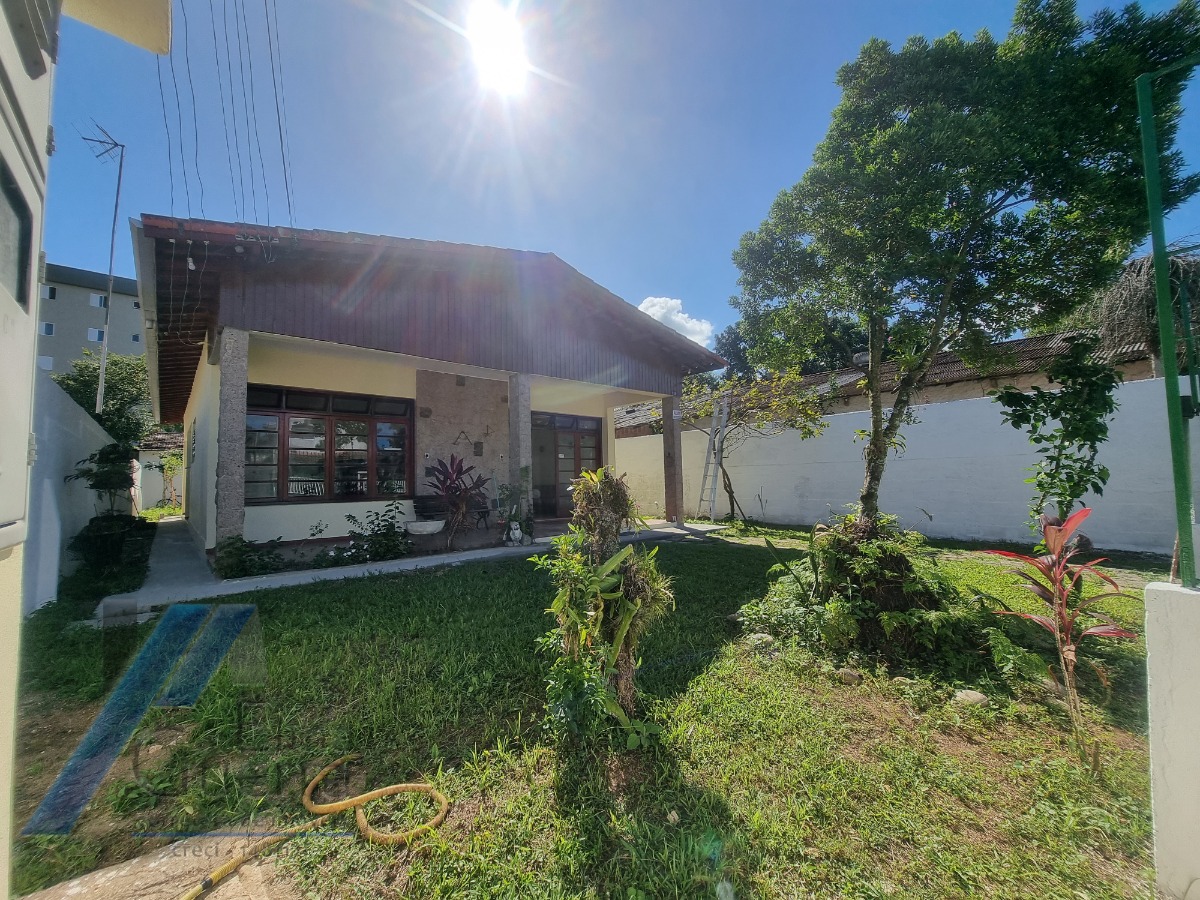 Ubatuba, Cento - Bela casa com 03 dormitórios, terreno de 422 m2 com edícula.