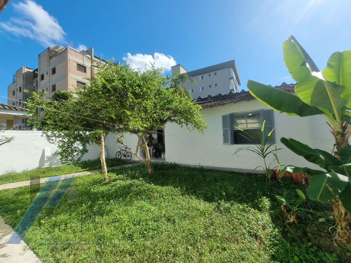 Ubatuba, Cento - Bela casa com 03 dormitórios, terreno de 422 m2 com edícula.