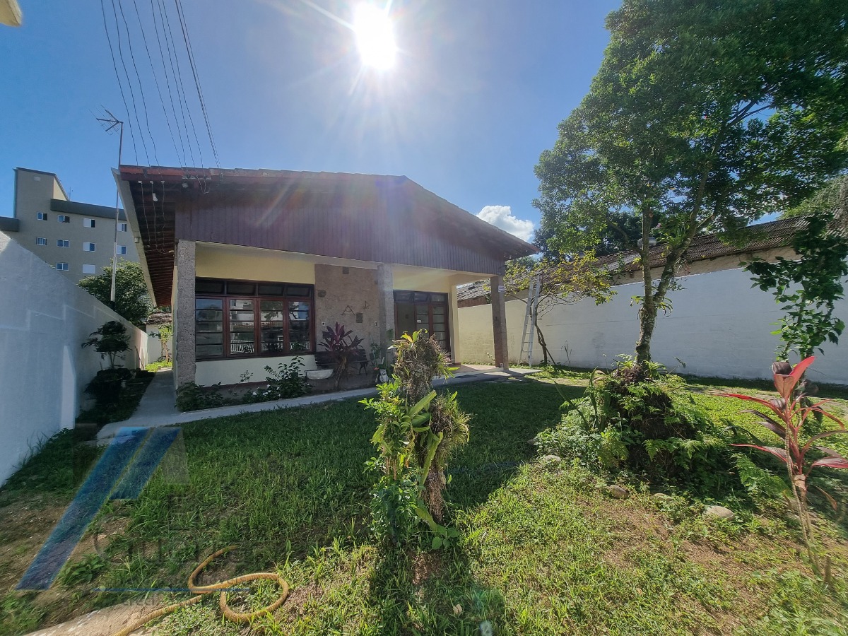 Ubatuba, Cento - Bela casa com 03 dormitórios, terreno de 422 m2 com edícula.