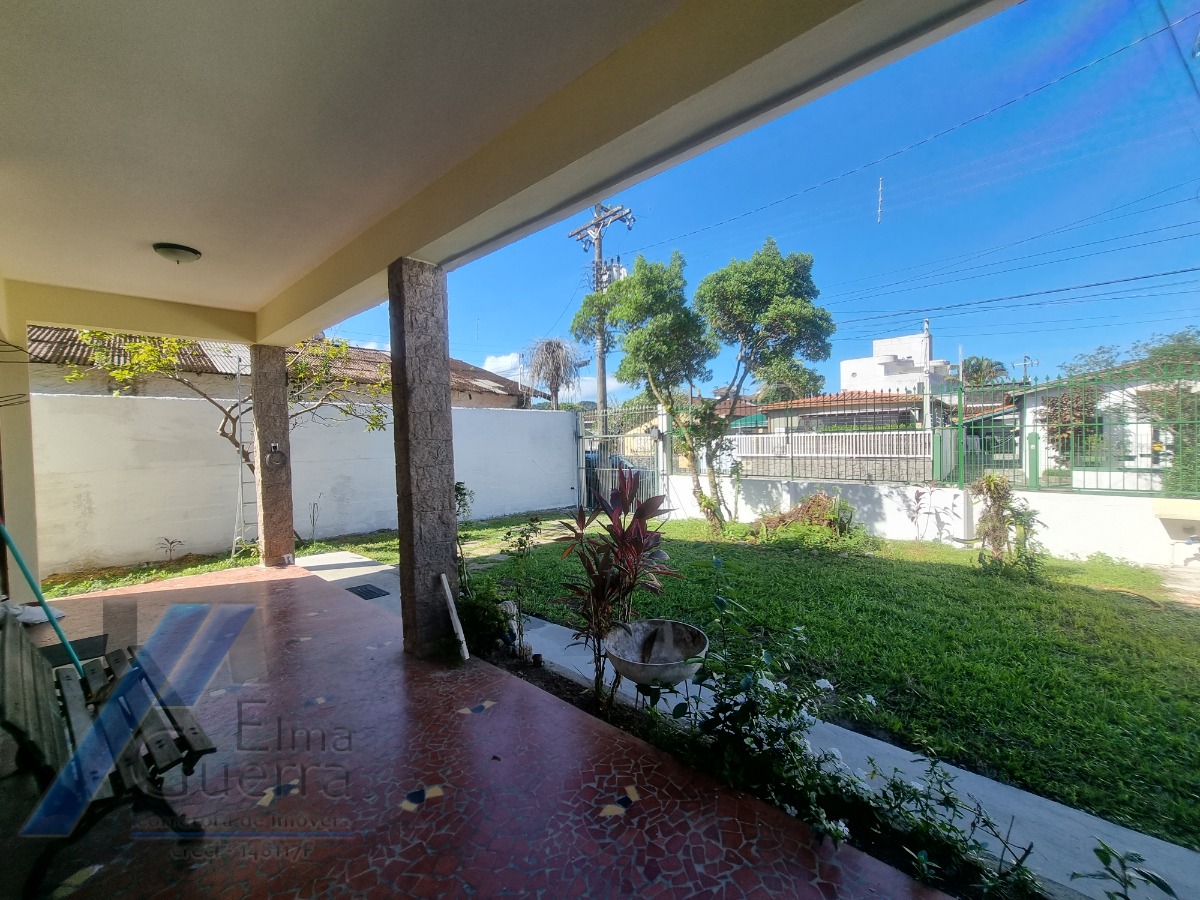 Ubatuba, Cento - Bela casa com 03 dormitórios, terreno de 422 m2 com edícula.