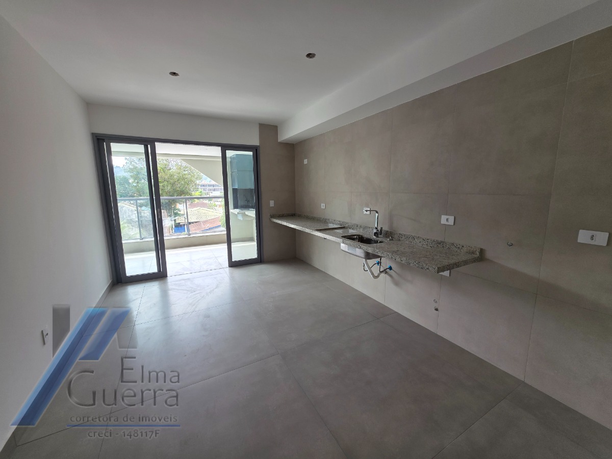 Ubatuba - Enseada. Empreendimento em construção, frente mar, com 02 suítes.!