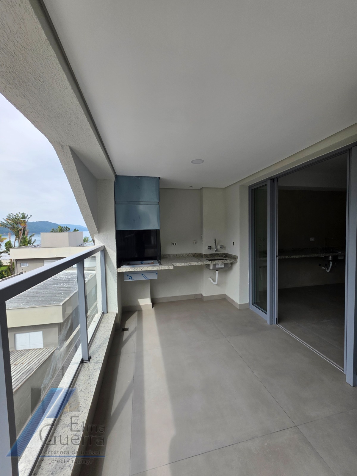 Ubatuba - Enseada. Empreendimento em construção, frente mar, com 02 suítes.!