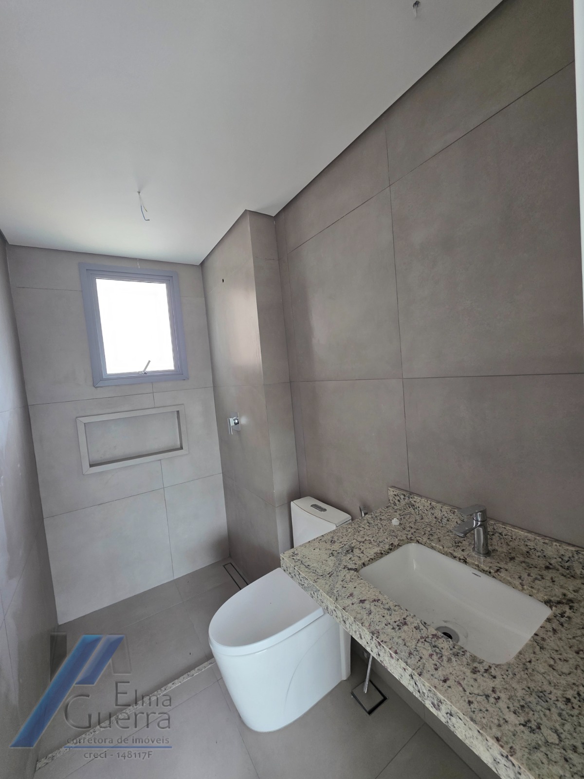 Ubatuba - Enseada. Empreendimento em construção, frente mar, com 02 suítes.!
