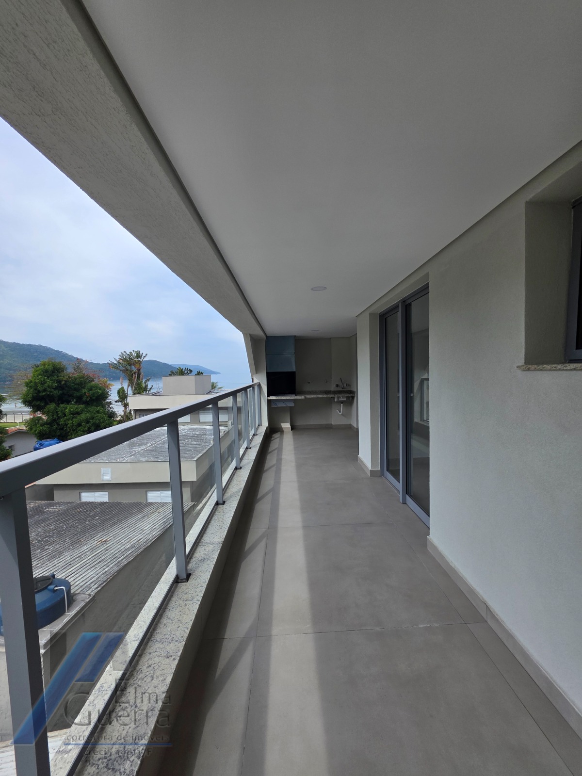 Ubatuba - Enseada. Empreendimento em construção, frente mar, com 02 suítes.!
