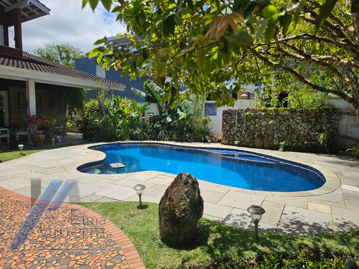 Ubatuba - Condominio Pedra Verde, Lazaro - Linda casa com 03 dormitorios sendo 02 suites à 150 metros do mar..