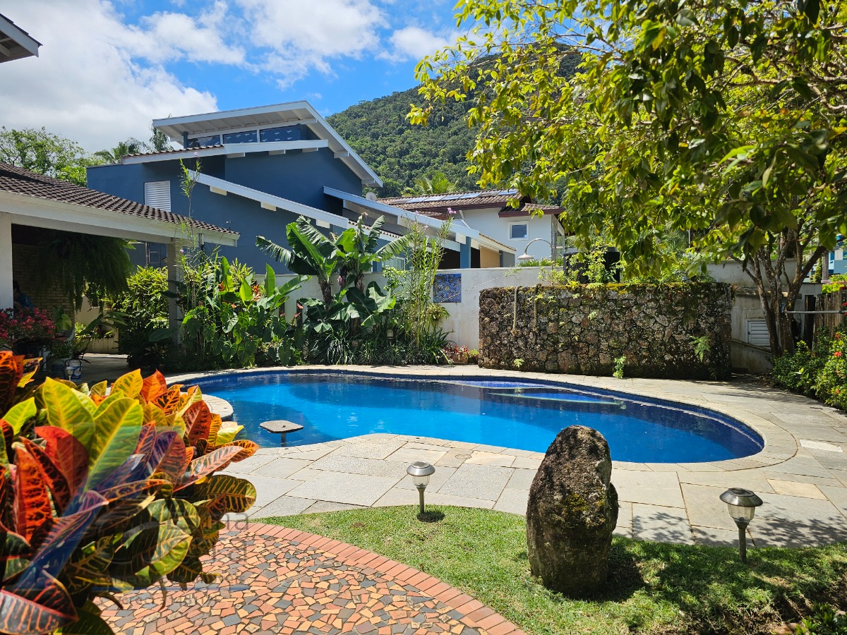 Ubatuba - Condominio Pedra Verde, Lazaro - Linda casa com 03 dormitorios sendo 02 suites à 150 metros do mar..