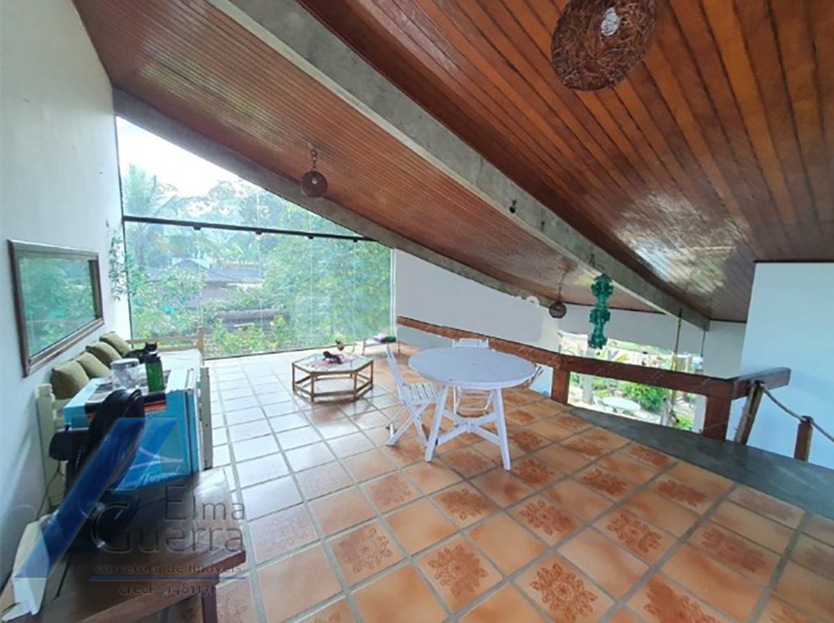 Ubatuba, Itamambuca - Casa com com 05 dormitorios sendo 04 suites com terreno 510 m2, à 100 metros do mar.