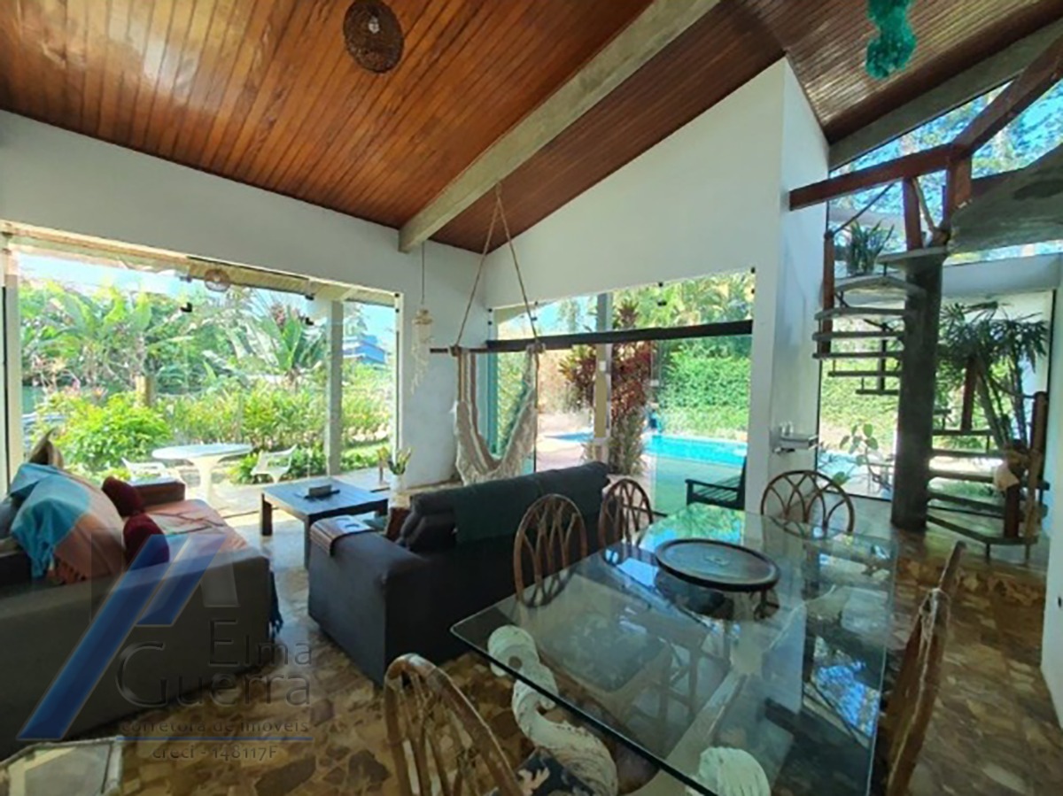 Ubatuba, Itamambuca - Casa com com 05 dormitorios sendo 04 suites com terreno 510 m2, à 100 metros do mar.