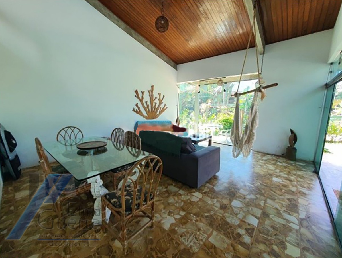 Ubatuba, Itamambuca - Casa com com 05 dormitorios sendo 04 suites com terreno 510 m2, à 100 metros do mar.