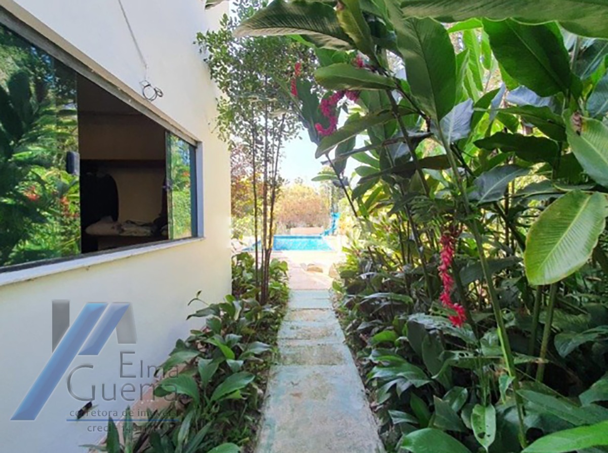 Ubatuba, Itamambuca - Casa com com 05 dormitorios sendo 04 suites com terreno 510 m2, à 100 metros do mar.