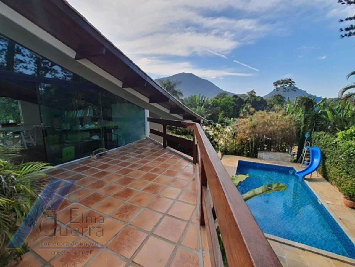 Ubatuba, Itamambuca - Casa com com 05 dormitorios sendo 04 suites com terreno 510 m2, à 100 metros do mar.