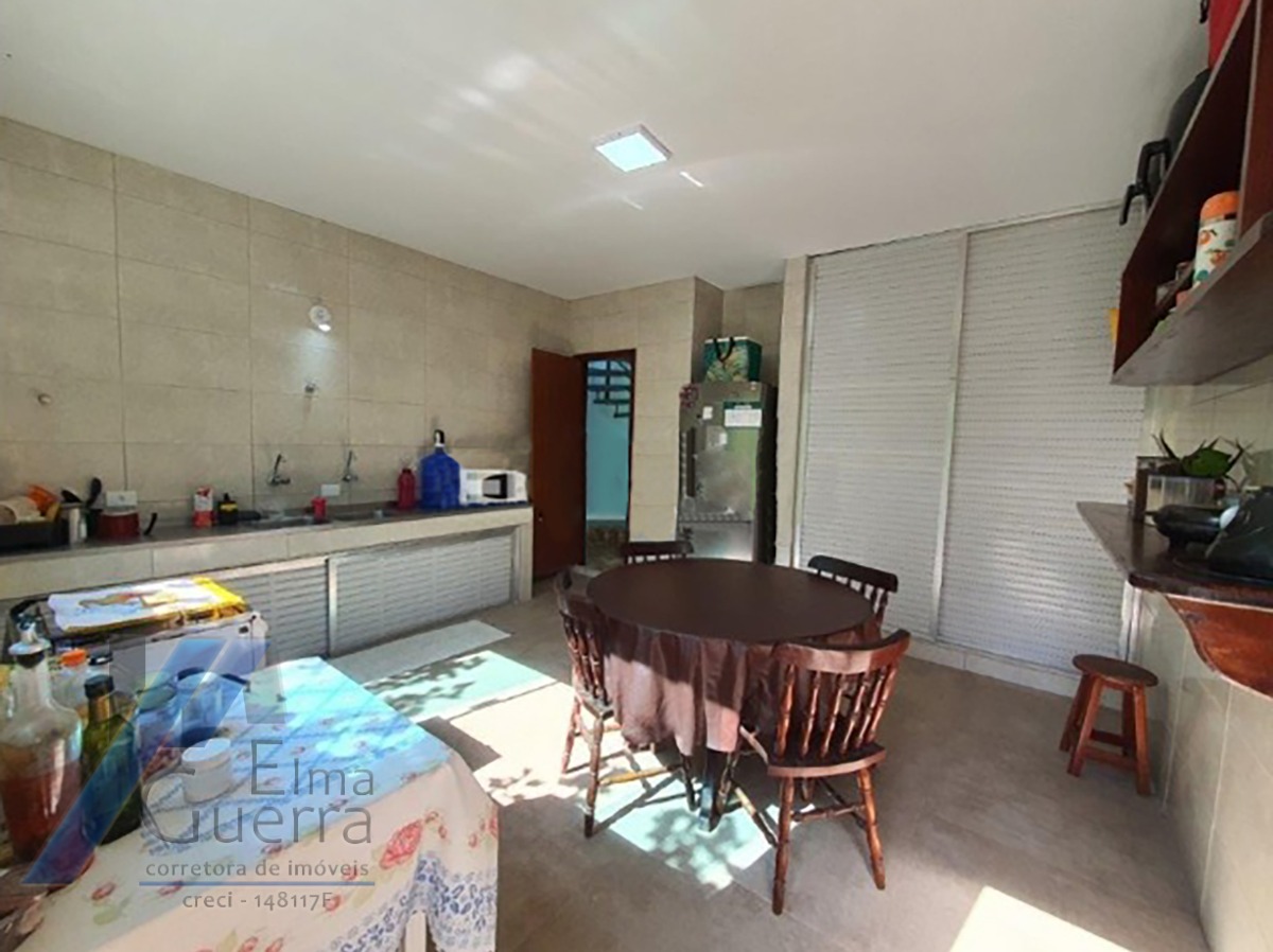 Ubatuba, Itamambuca - Casa com com 05 dormitorios sendo 04 suites com terreno 510 m2, à 100 metros do mar.