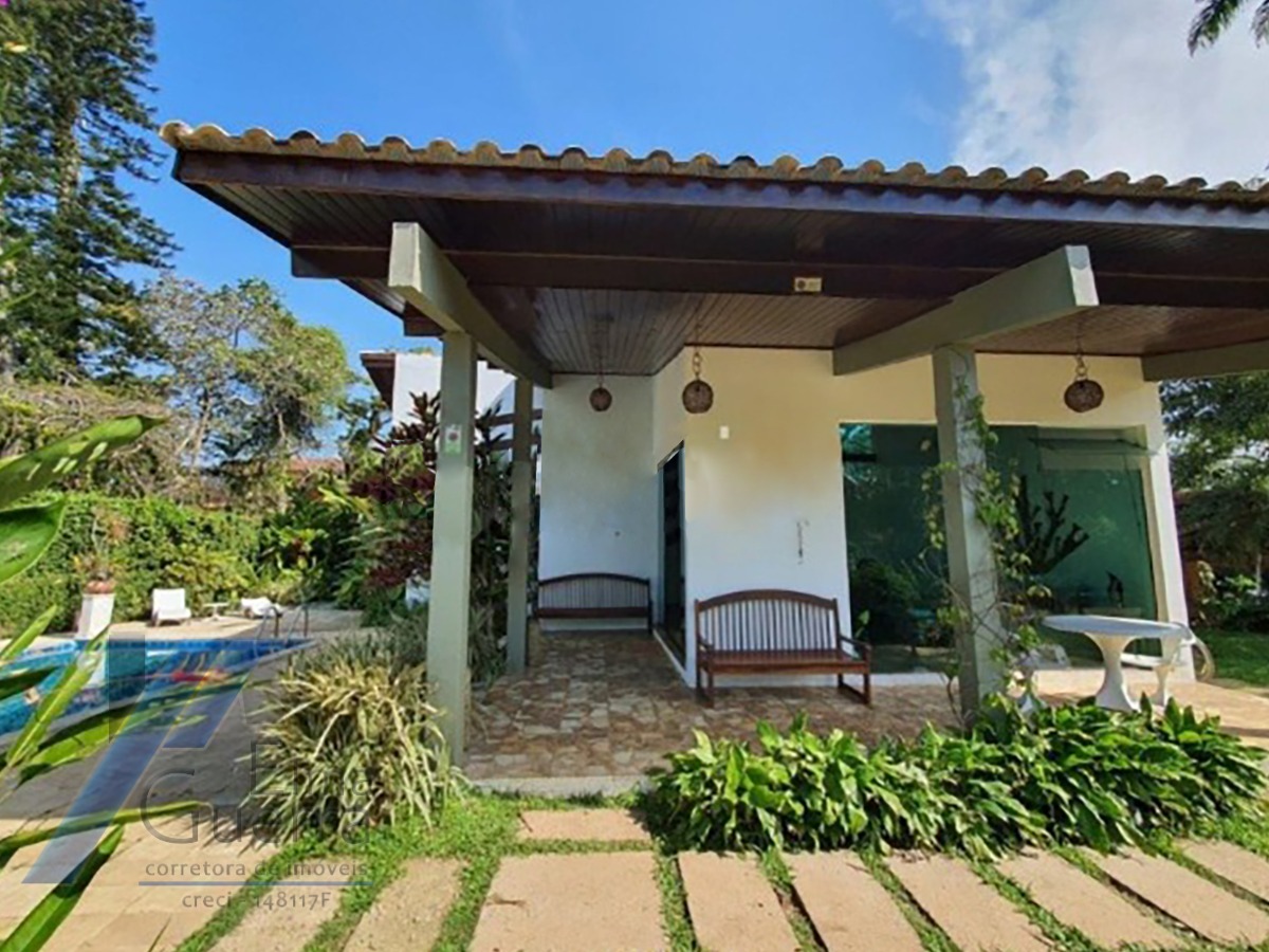 Ubatuba, Itamambuca - Casa com com 05 dormitorios sendo 04 suites com terreno 510 m2, à 100 metros do mar.