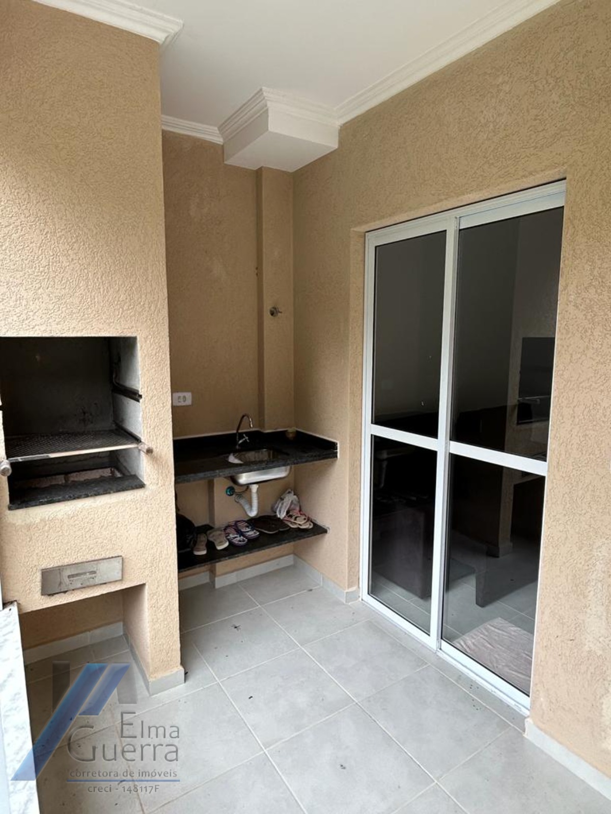 Ubatuba, Praia das Toninhas - Apartamento com 2 dormitórios sendo 01 suite a 300 metros do mar.