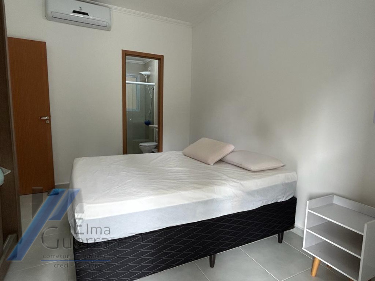 Ubatuba, Praia das Toninhas - Apartamento com 2 dormitórios sendo 01 suite a 300 metros do mar.