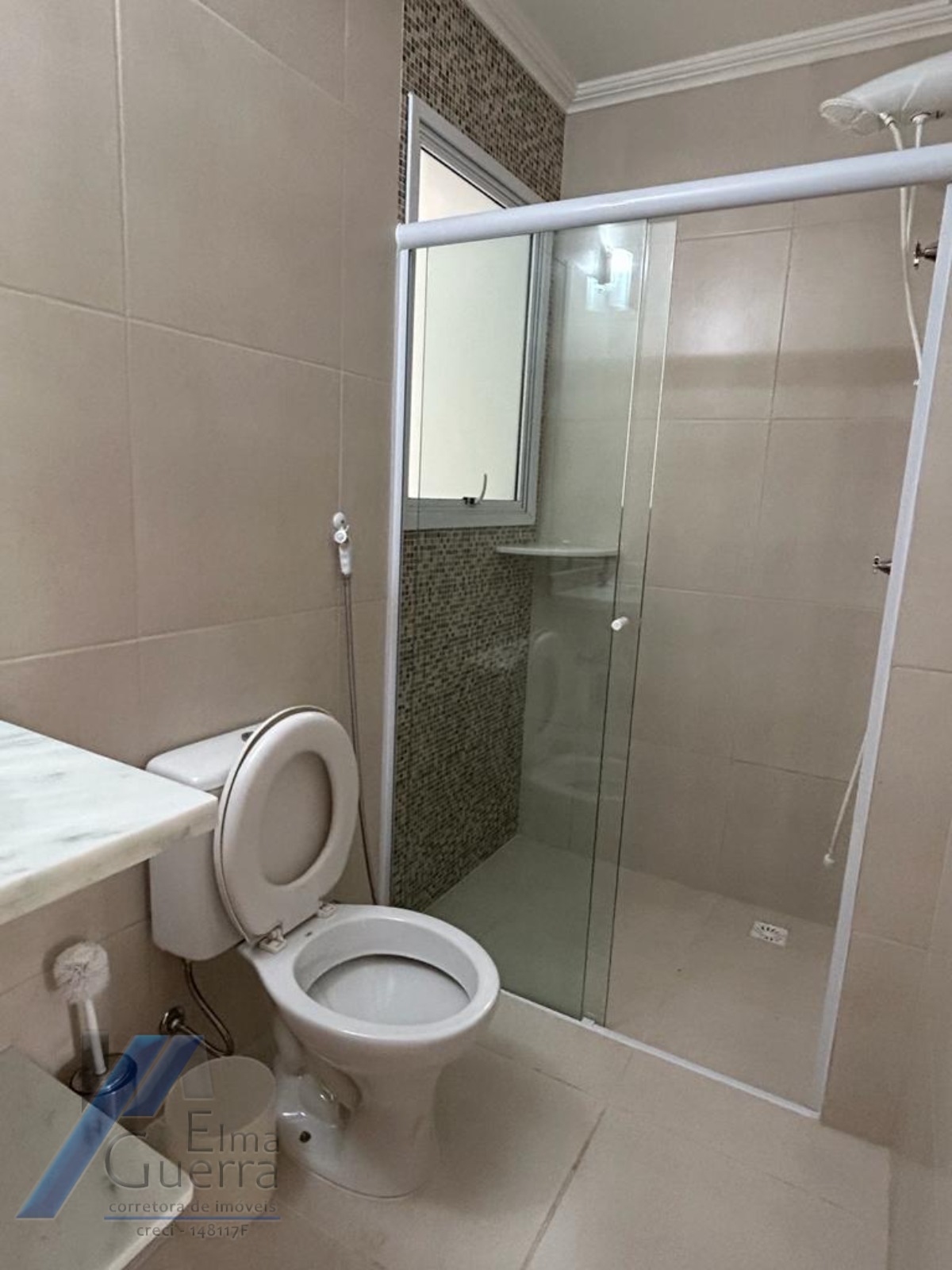 Ubatuba, Praia das Toninhas - Apartamento com 2 dormitórios sendo 01 suite a 300 metros do mar.