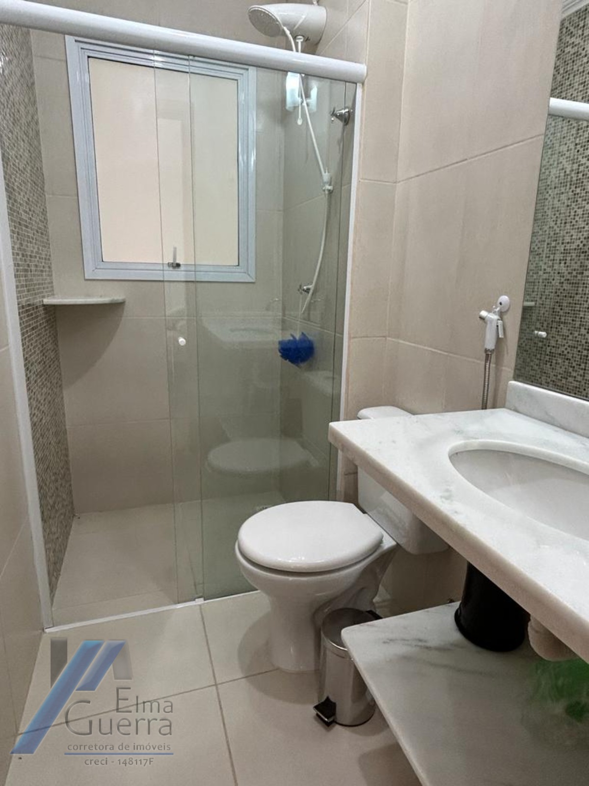 Ubatuba, Praia das Toninhas - Apartamento com 2 dormitórios sendo 01 suite a 300 metros do mar.