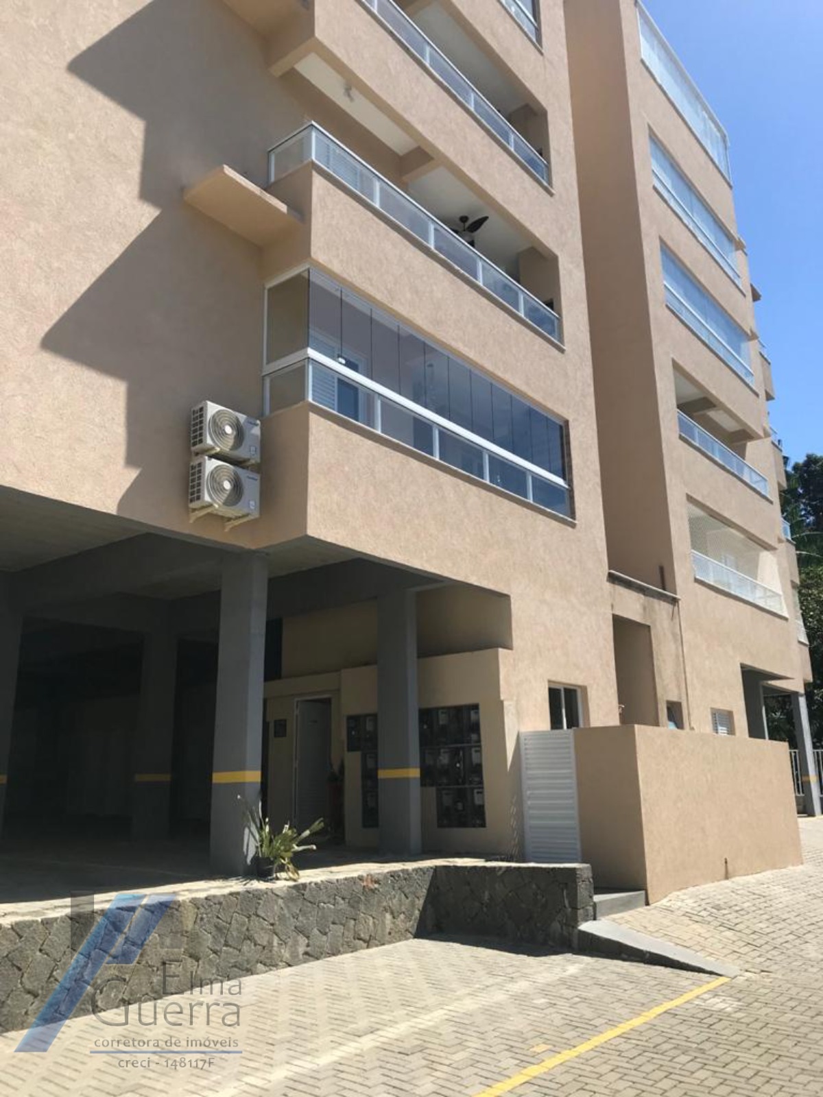 Ubatuba, Praia das Toninhas - Apartamento com 2 dormitórios sendo 01 suite a 300 metros do mar.
