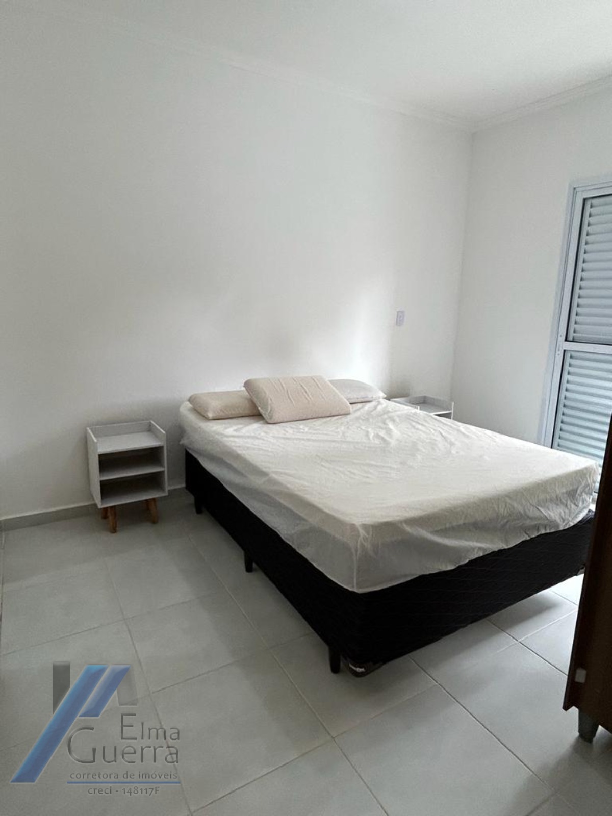 Ubatuba, Praia das Toninhas - Apartamento com 2 dormitórios sendo 01 suite a 300 metros do mar.