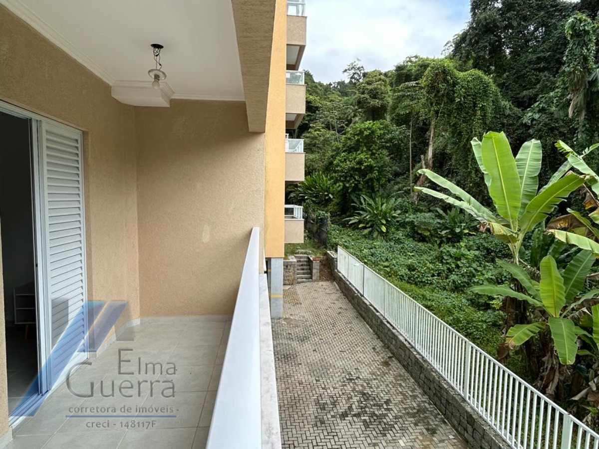 Ubatuba, Praia das Toninhas - Apartamento com 2 dormitórios sendo 01 suite a 300 metros do mar.