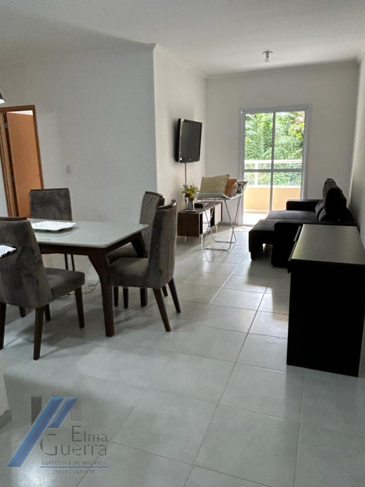Ubatuba, Praia das Toninhas - Apartamento com 2 dormitórios sendo 01 suite a 300 metros do mar.