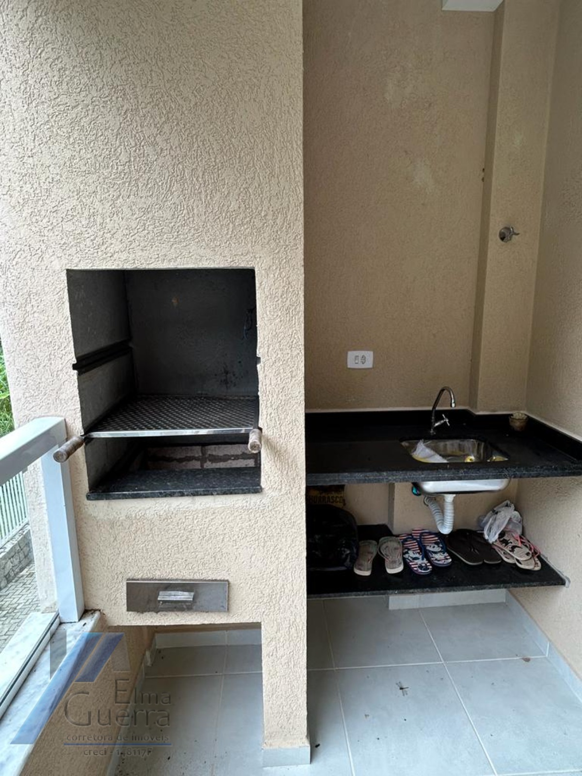 Ubatuba, Praia das Toninhas - Apartamento com 2 dormitórios sendo 01 suite a 300 metros do mar.