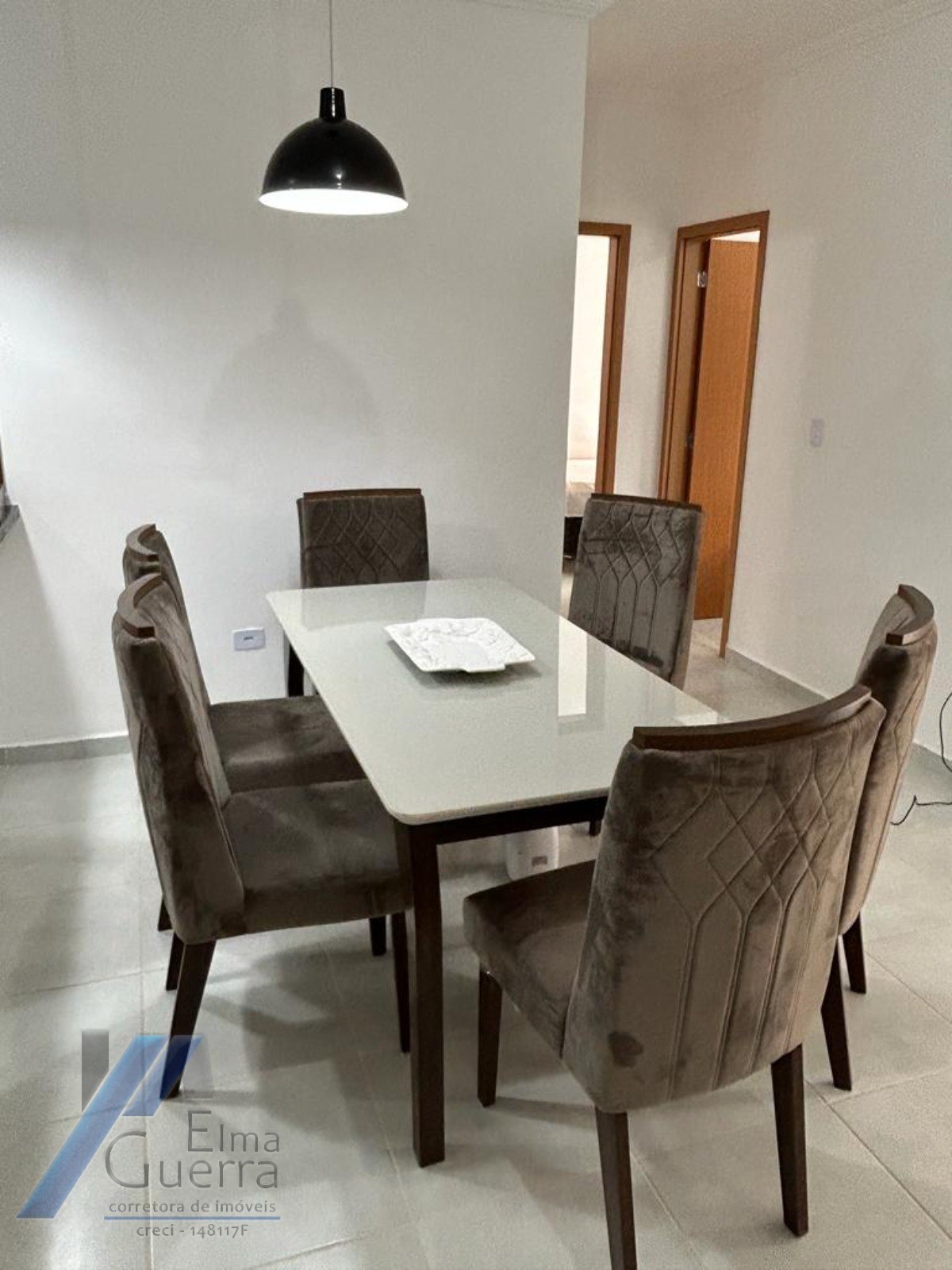 Ubatuba, Praia das Toninhas - Apartamento com 2 dormitórios sendo 01 suite a 300 metros do mar.