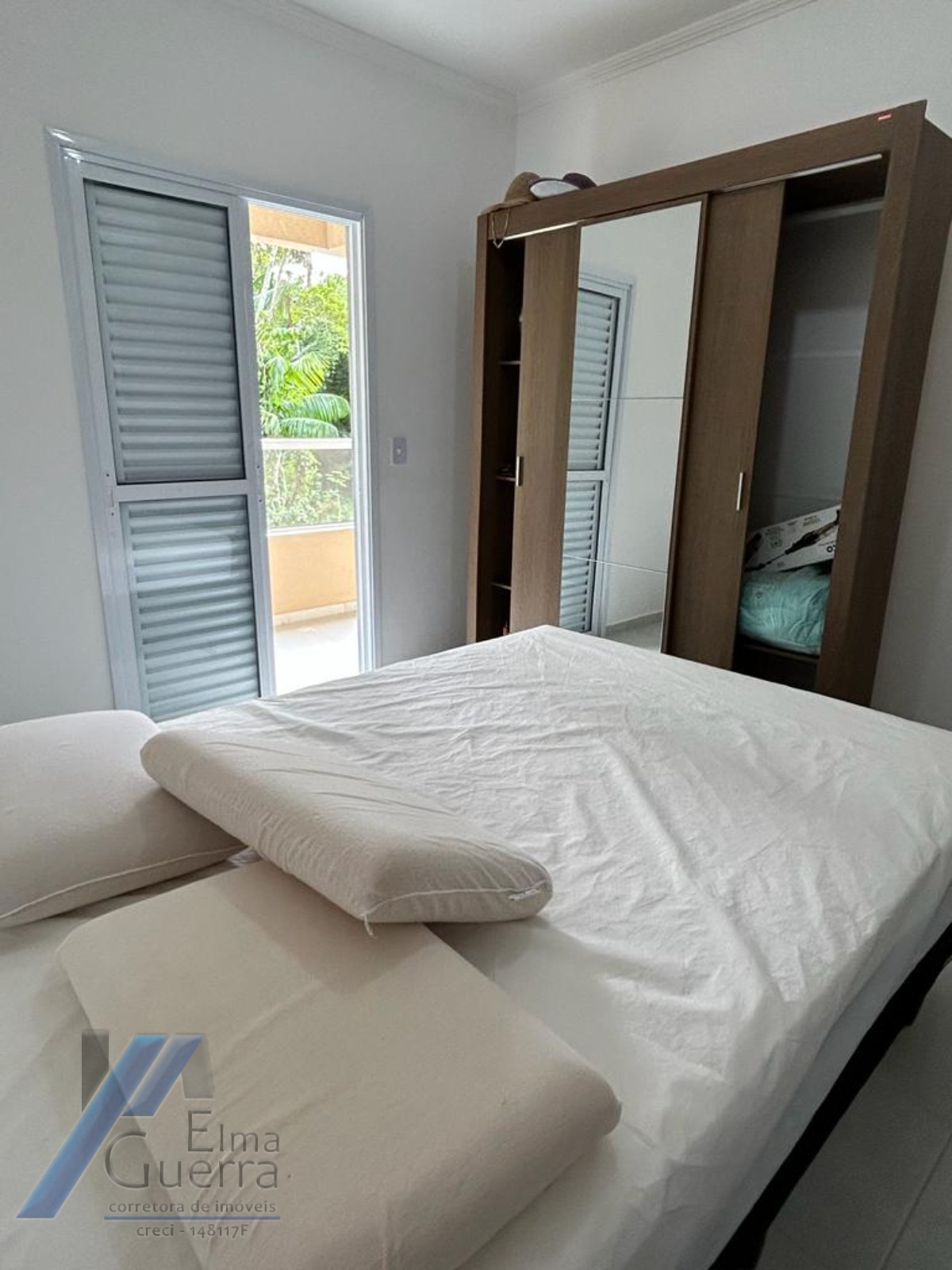 Ubatuba, Praia das Toninhas - Apartamento com 2 dormitórios sendo 01 suite a 300 metros do mar.