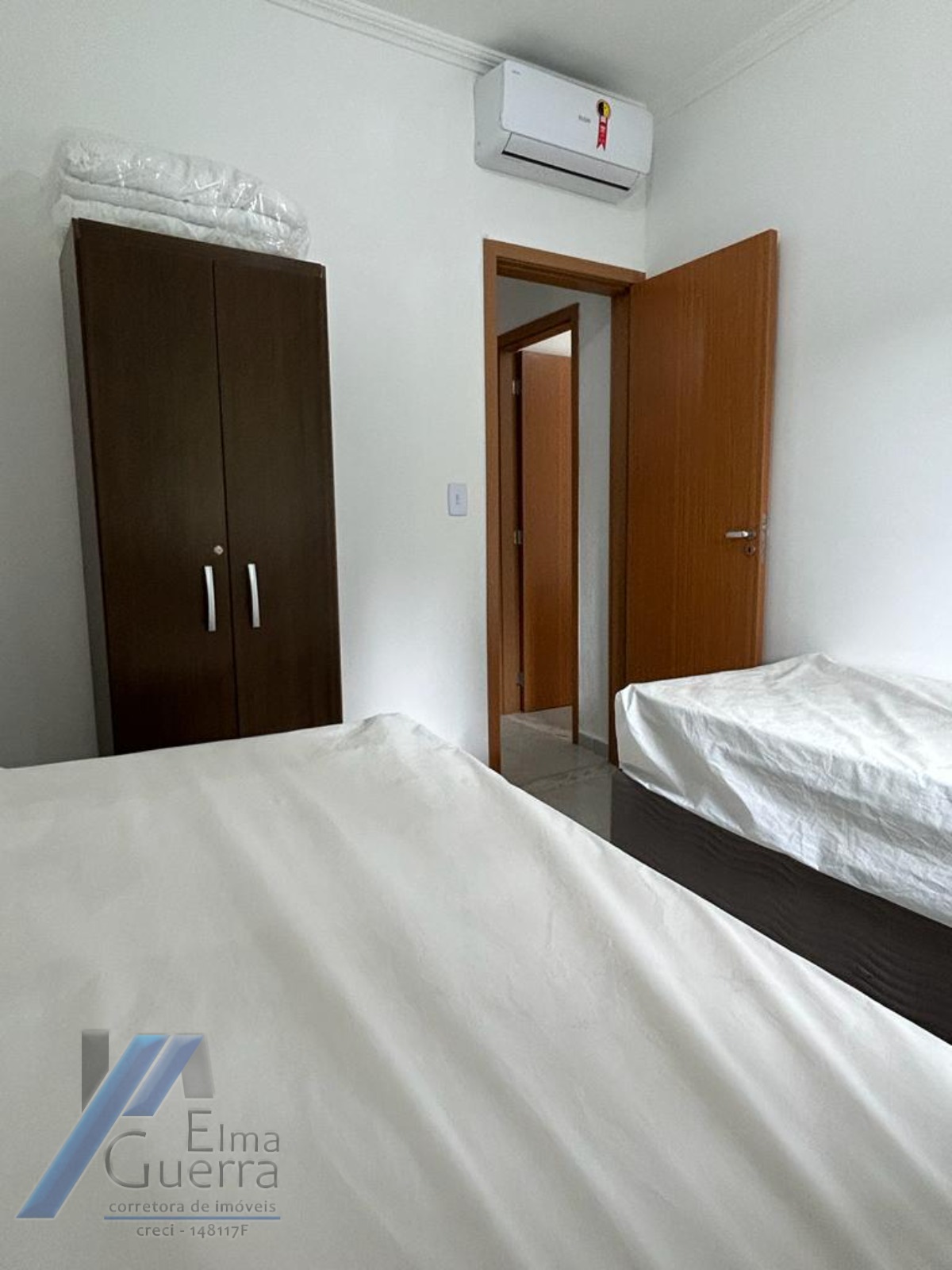 Ubatuba, Praia das Toninhas - Apartamento com 2 dormitórios sendo 01 suite a 300 metros do mar.