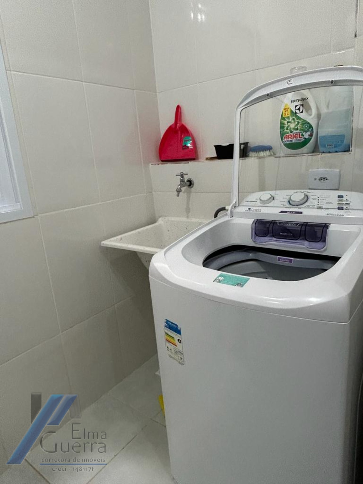 Ubatuba, Praia das Toninhas - Apartamento com 2 dormitórios sendo 01 suite a 300 metros do mar.